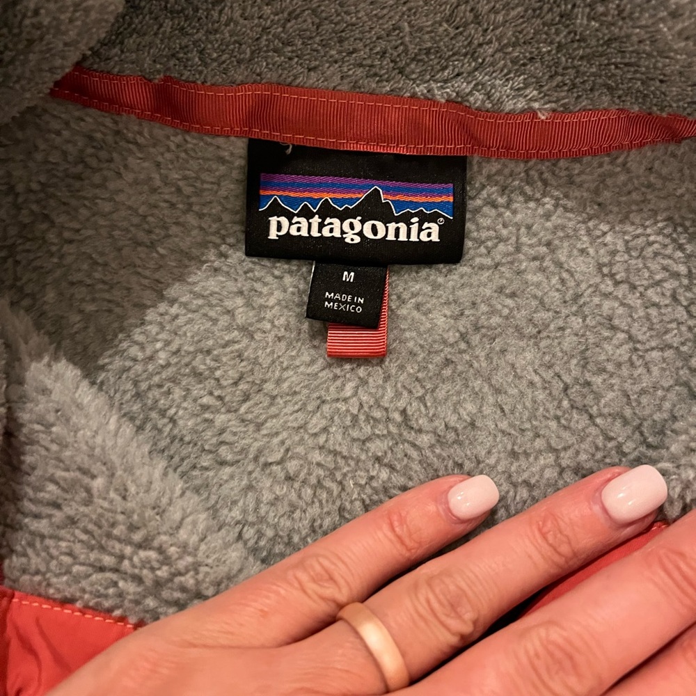 Patagonia pullover size med gray like new - Picture 3 of 4